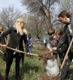 Мика ньютон с граблями