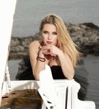 Тетка у пыанинко