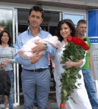 Ани Лорак и Мурат роддом