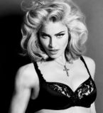 Мадонна продолжает эпатировать публику (ФОТО)