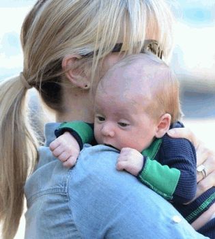 Риз Уизерспун впервые показала сына (ФОТО)