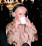 Кристина Агилера пьет кофе