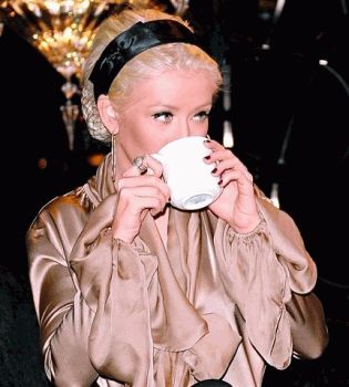 Кристина Агилера пьет кофе
