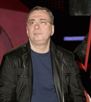 Константин Меладзе сидит