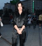 Анастасия Приходько в черном на улице