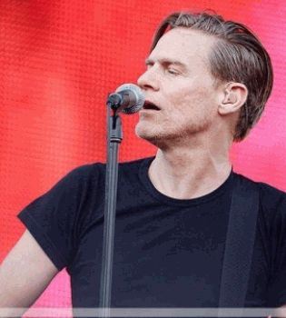 Брайан Адамс