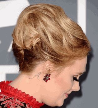 Адель с тату