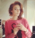 Алена Водонаева Айфончиком