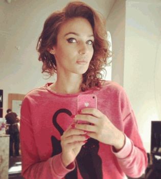 Алена Водонаева Айфончиком