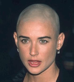 Деми Мур лысая