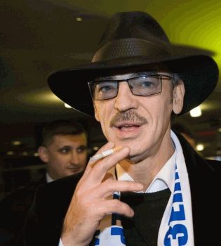 Михаил Боярский курит