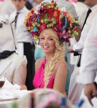 Оля Полякова на скачках