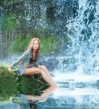 Тетка в водопад втыкает