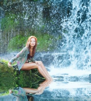 Тетка в водопад втыкает