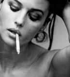 Моника Беллуччи курит