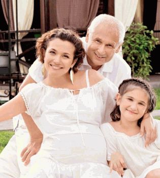 Тала Калатай с семьей