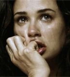 Деми Мур плачет