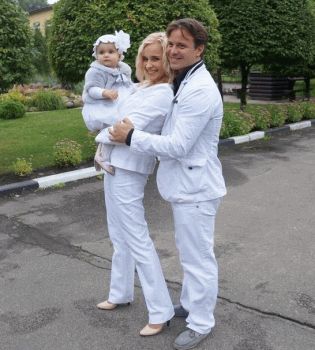 Лилия Ребрик с дочкой и мужем