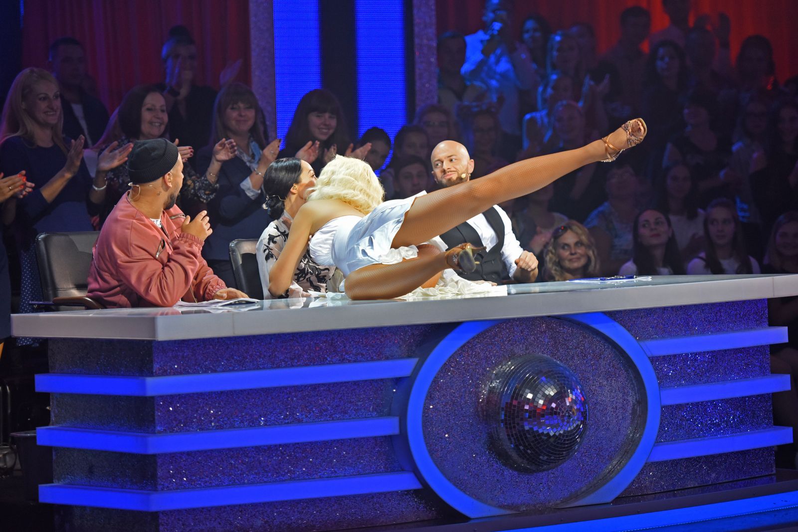 Еще немного фривольности: Оля Полякова поцеловала Екатерину Кухар в губы