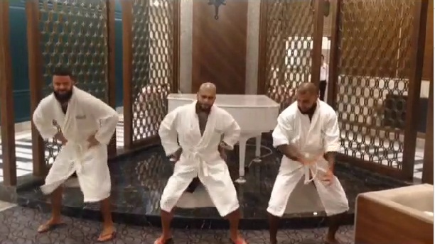 Тимати устроил танцы в трусах у белого рояля Тимати устроил танцы в трусах у белого рояля