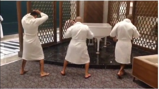 Тимати устроил танцы в трусах у белого рояля Тимати устроил танцы в трусах у белого рояля