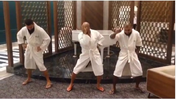 Тимати устроил танцы в трусах у белого рояля Тимати устроил танцы в трусах у белого рояля