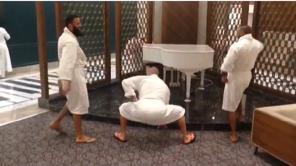 Тимати устроил танцы в трусах у белого рояля Тимати устроил танцы в трусах у белого рояля