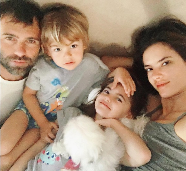 Счастливое время: Алессандра Амбросио отдыхает с мужем и детьми