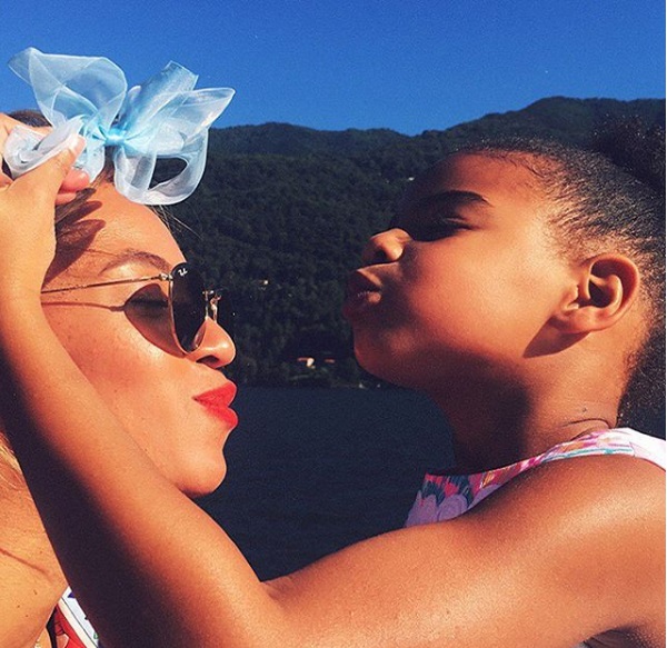 Бейонсе опубликовала нежные фото с супругом и дочерью