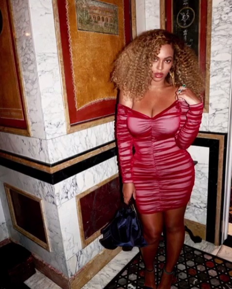 Молодая мама Бейонсе соблазняет роскошными формами в облегающем платье