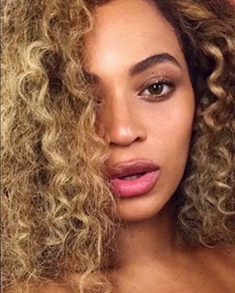 Молодая мама Бейонсе соблазняет роскошными формами в облегающем платье