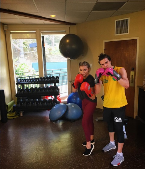 Ни шага без любимого: Бруклин Бекхэм с Хлоей Морец посетили занятие по боксу