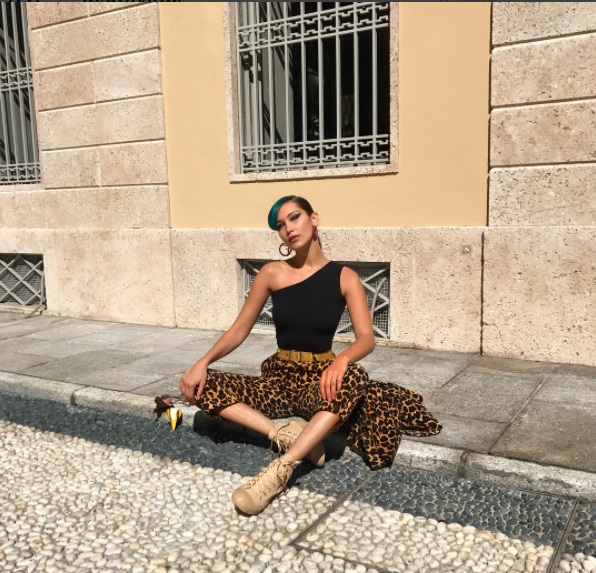 В леопардовом костюме и с голубой челкой: Белла Хадид показала яркий образ