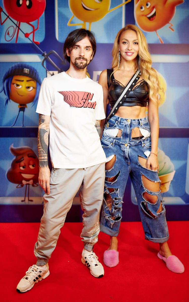 Оля Полякова сразила публику на премьере Эмоджи Муви