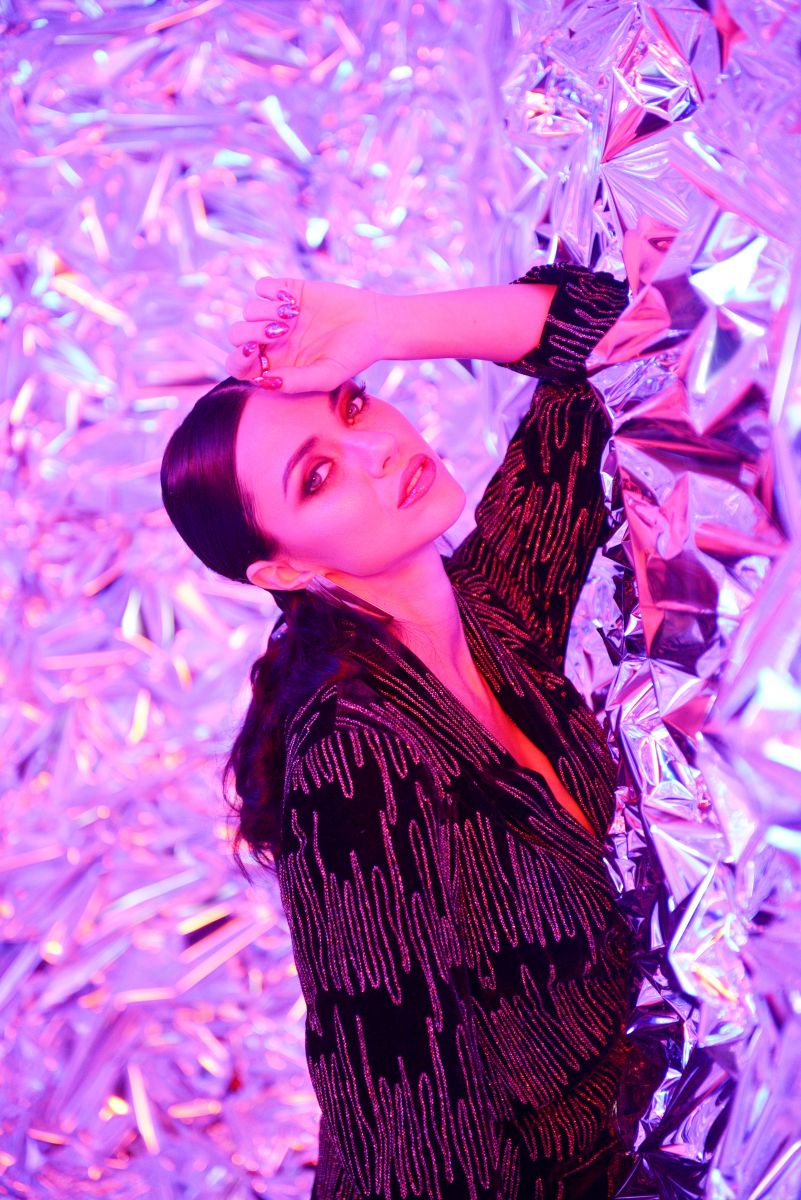 Огромные шубы, кислотные парики и немного эротики: &quot;Неангелы&quot; презентовали новый клип