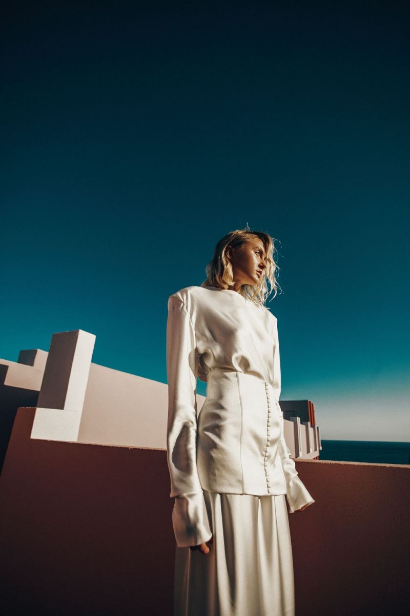 Новая Ева Бушмина: Layah сняла чувственный клип на берегу моря в Испании