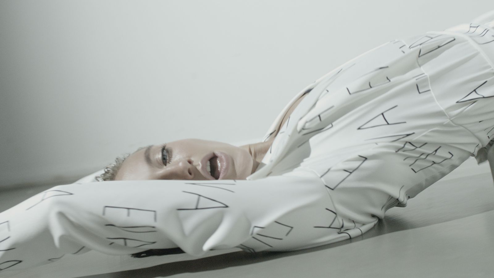 Ева Бушмина сменила имидж и показала точеную фигуру