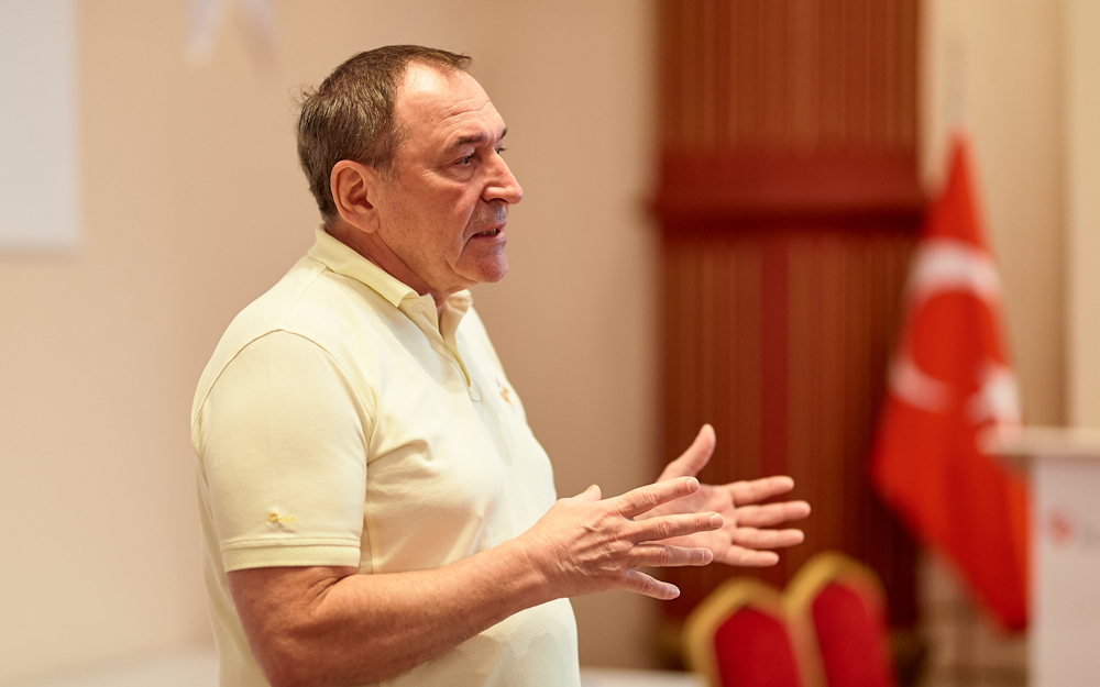 Команда организаторов подготовила для участниц насыщенную программу. Свои мастер-классы провели:  руководитель школы стиля и макияжа &laquo;Перламутр&raquo; Ирина Копылова и ведущий стилист по волосам Татьяна Соломонова, лекции по PR-технологиям прочитали пр-директор издания &laquo;Женский Журнал&raquo; Надежда Ничога, заместитель главного редактора журнала VIVA! Татьяна Витязь, руководитель специальных проектов Украинской радиогруппы Алина Александрова, директор по развитию ТМ Couture De Fleur Татьяна Еременко и PR-директор конкурса красоты и таланта &laquo;Королева Украины&raquo; Алекс Лебедев.