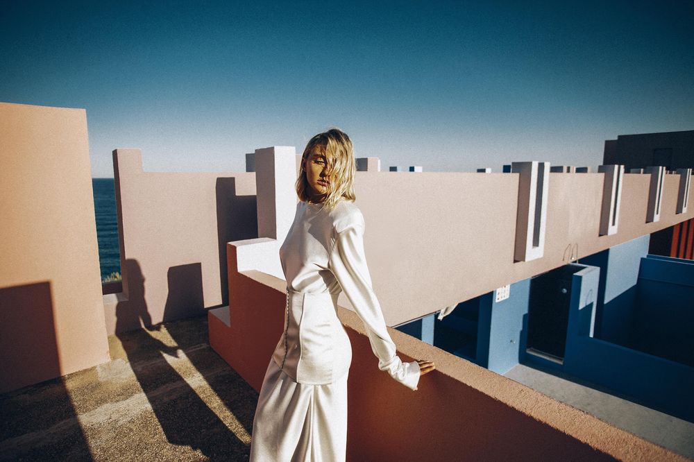 Новая Ева Бушмина: Layah сняла чувственный клип на берегу моря в Испании