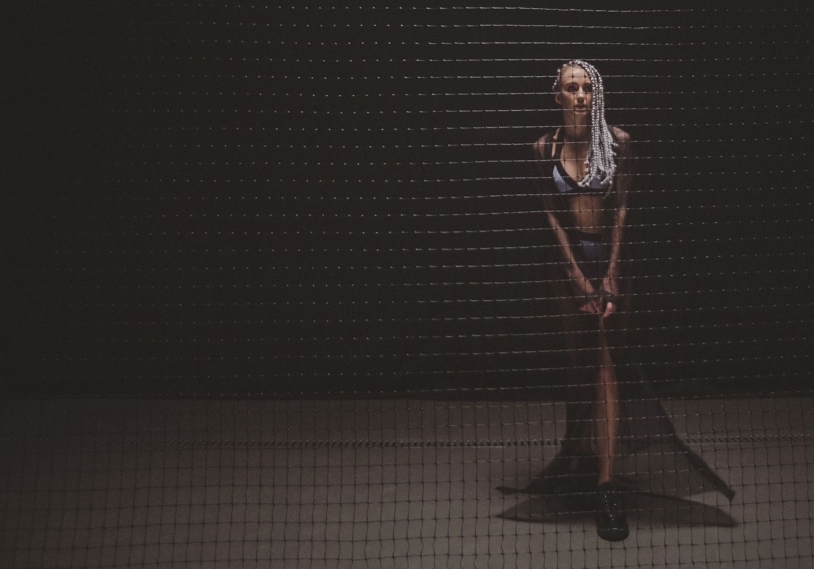 Премьера: Ева Бушмина предстала в неожиданных амплуа в новом клипе