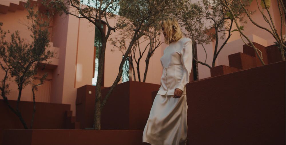 Новая Ева Бушмина: Layah сняла чувственный клип на берегу моря в Испании