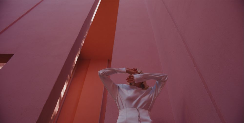 Новая Ева Бушмина: Layah сняла чувственный клип на берегу моря в Испании