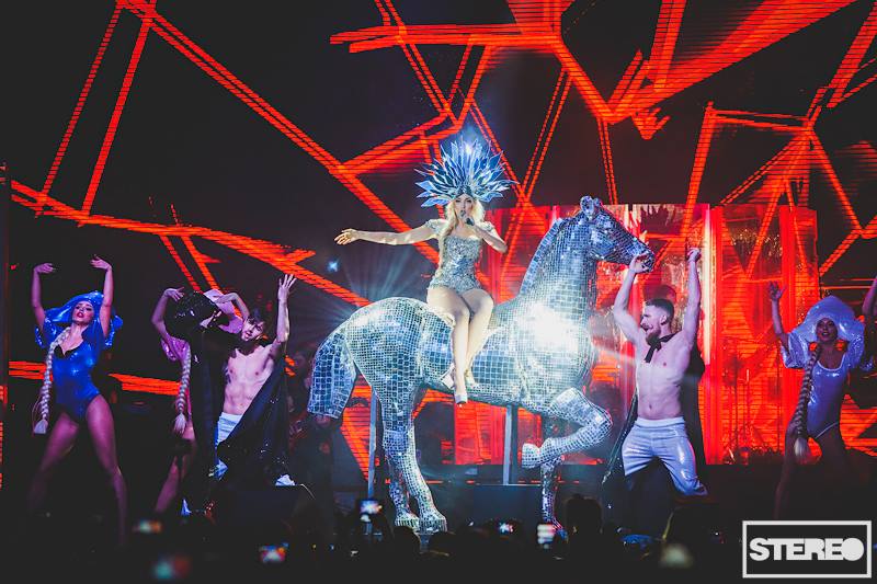 Оля Полякова появилась на сцене на хрустальном коне за 5 тысяч долларов