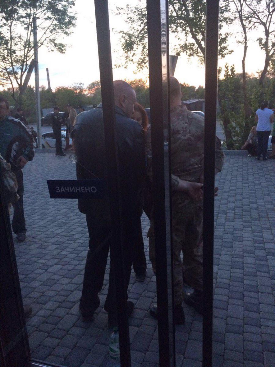 Вооруженные люди требуют Светлану Лободу отменить концерт в Ивано-Франковске