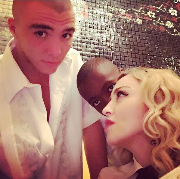 Мадонна хочет усыновить двоих детей - СМИ