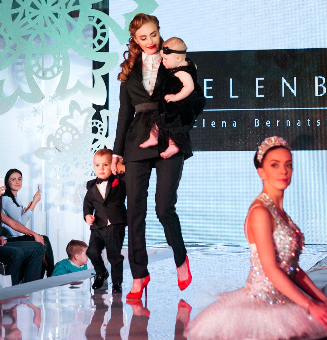 Солистка &quot;Неангелов&quot; вышла в свет с сыном и дочерью