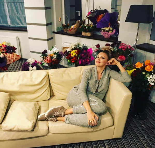 Королева в цветах: поклонники задарили Олю Полякову букетами на концерте в Николаеве