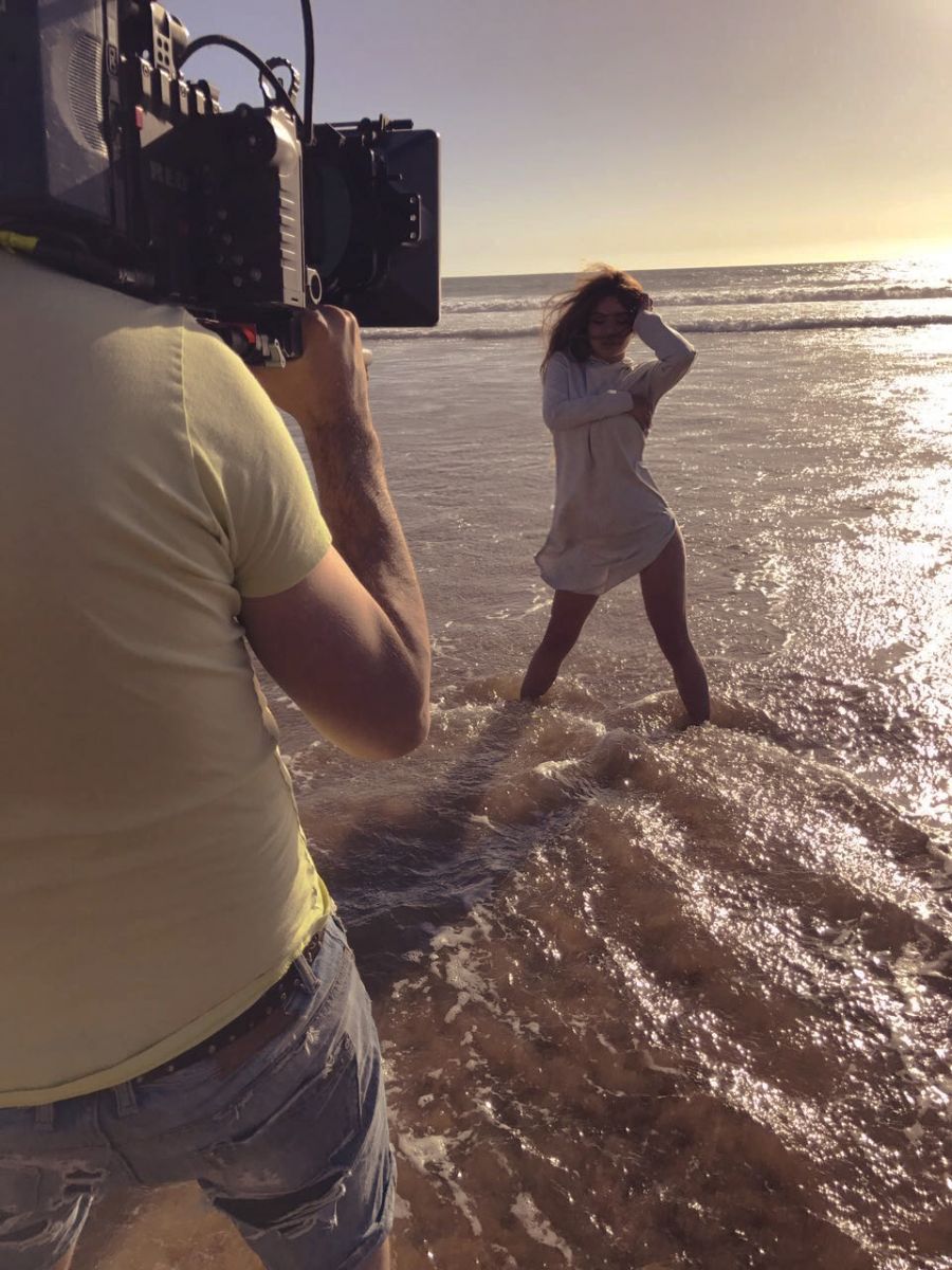 Бьянка сняла новый клип на берегу океана в Марокко