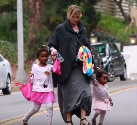 Плохая мать: фанаты осуждают Шарлиз Терон за то, что она одевает сына в платья