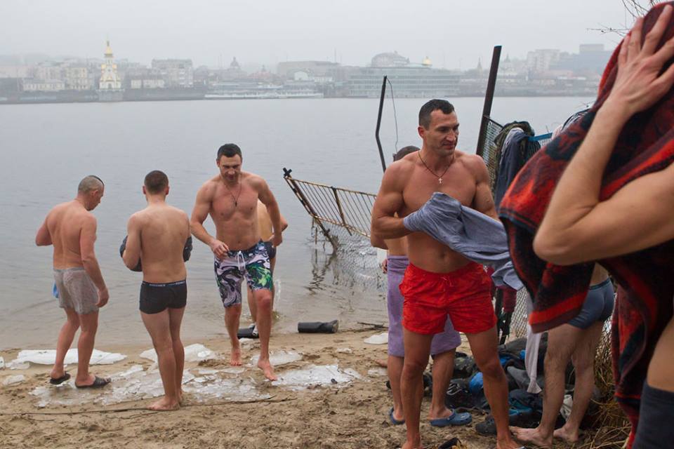 Владимир и Виталий Кличко окунулись в ледяную воду